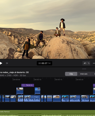 App de edición de video con una imagen de personas posando sobre rocas en un desierto, la línea de tiempo y herramientas de edición