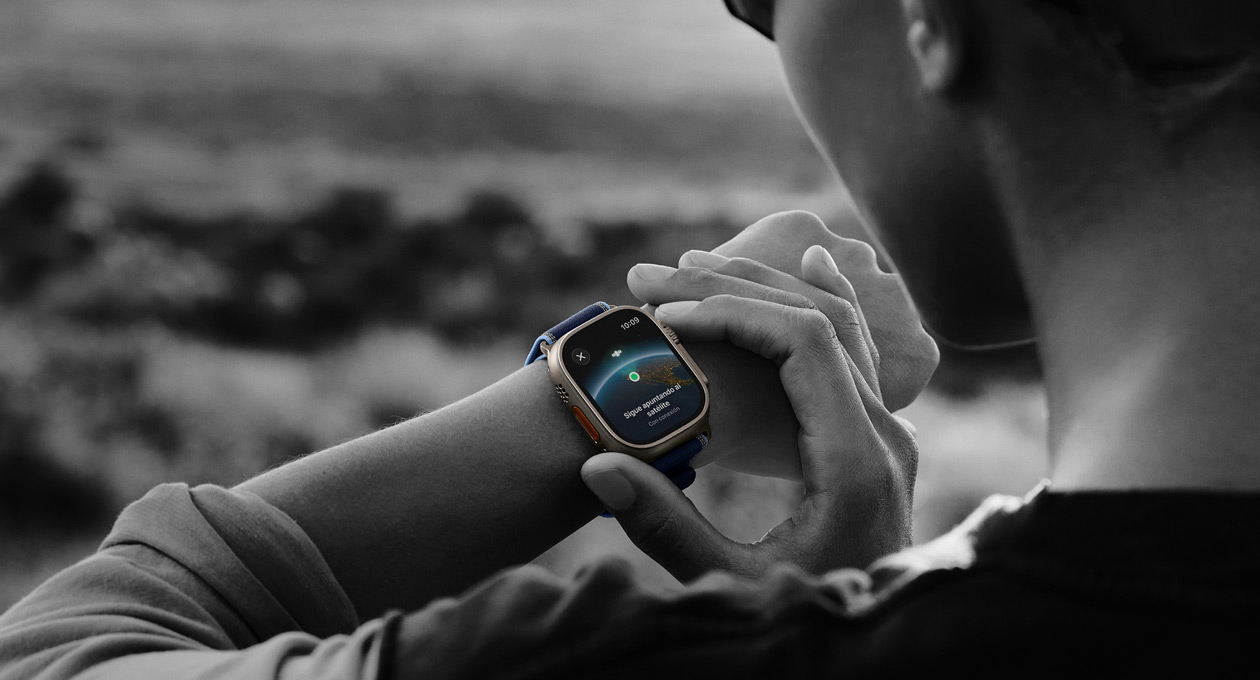 Una persona utiliza la comunicación bidireccional por satélite del Apple Watch Ultra 3 durante una ruta de senderismo