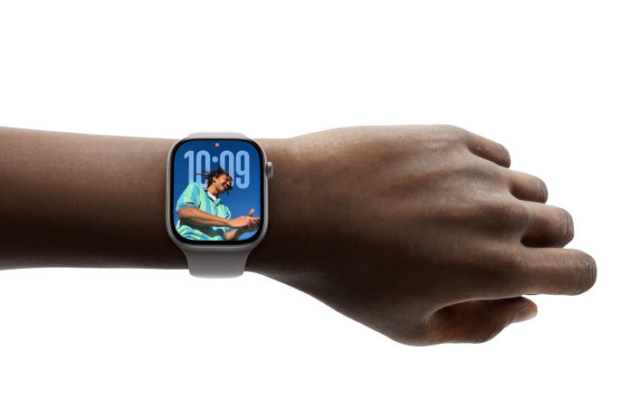 Iemand draagt Apple Watch Series 11 met wijzerplaat Foto’s