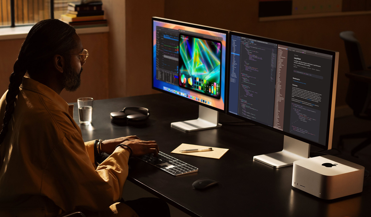 Ett proffs arbetar med Mac Studio och två Studio Display-skärmar