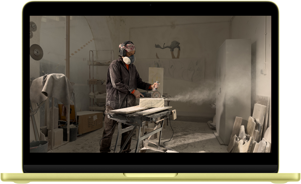 MacBook Neo, color cítrico, escena de la serie Pluribus en la pantalla