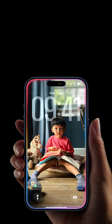 iPhone mostrato di fronte, design all screen, iOS 26 con Liquid Glass
