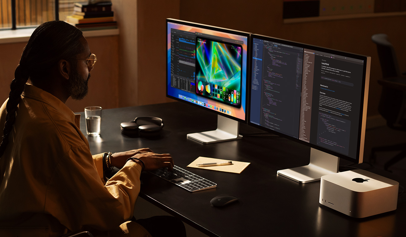 Profesionālis strādā ar Mac Studio un diviem Studio Display monitoriem