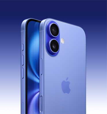 群青色外觀的 iPhone 16，展示螢幕的一部分，斜角度展示動作按鈕、音量按鈕和側邊按鈕；機身背面展示先進的雙相機系統位於左上角。