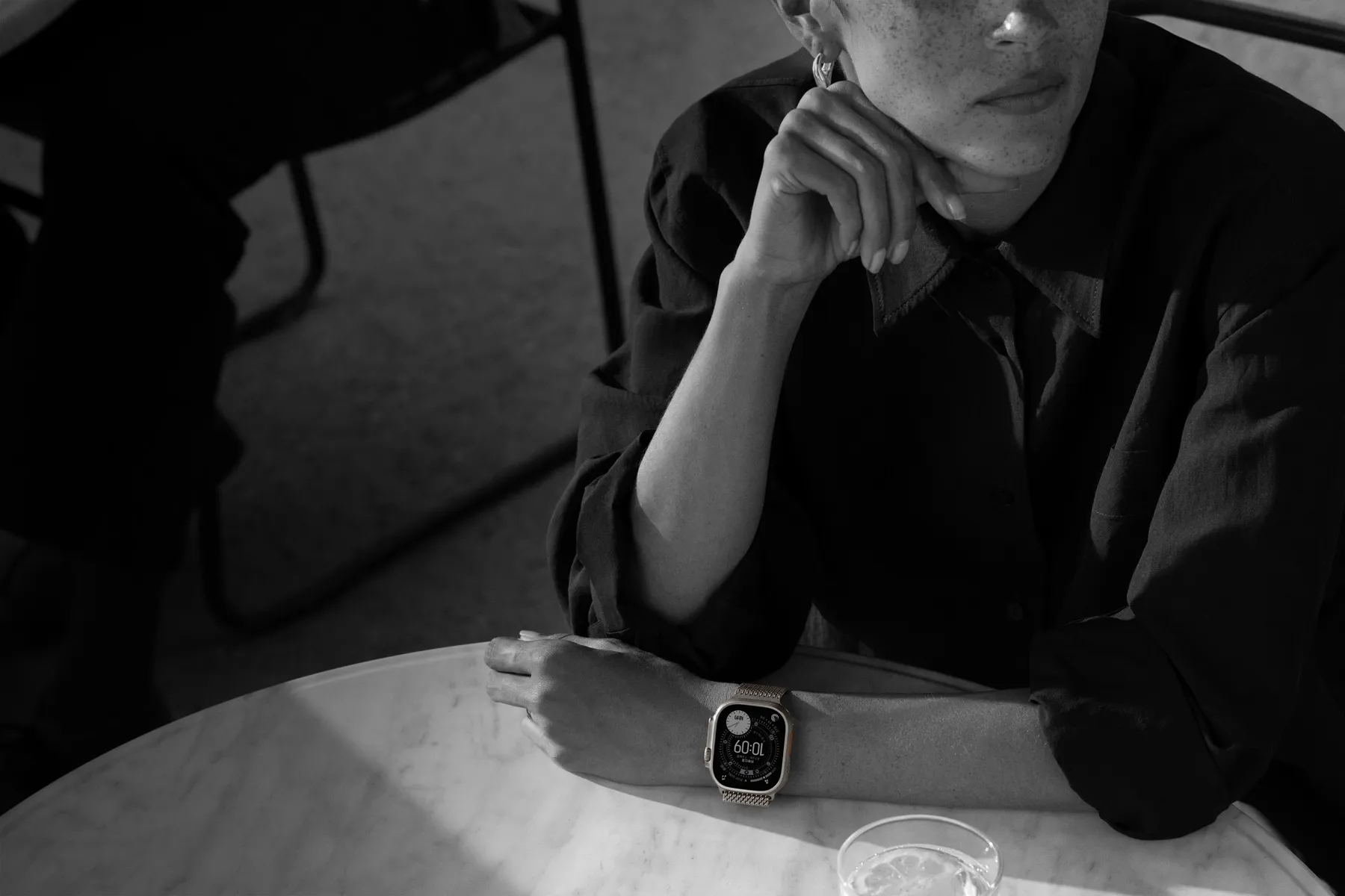 使用者外出用餐時戴著 Apple Watch Ultra 3