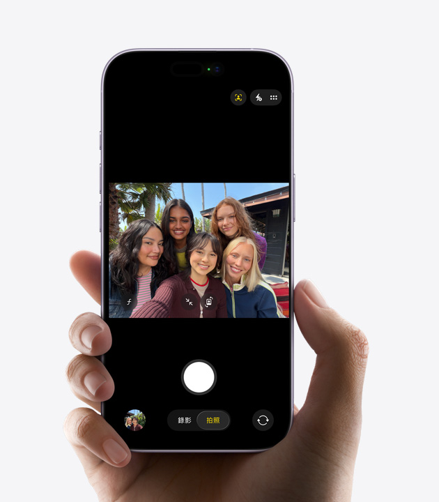 iPhone 機身正面，展示使用 Center Stage 前置相機拍攝五個人的自拍照