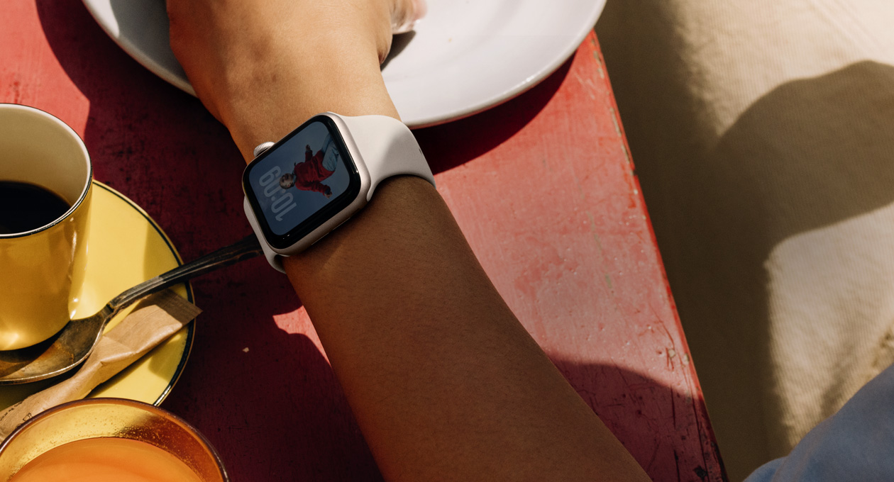 Apple Watch SE 3, caja de aluminio, blanco estelar, pantalla siempre activa, carátula Fotos, correa deportiva, blanco estelar