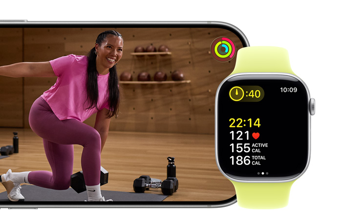 Apple Watch Series 11 houdt een work‑out bij terwijl op de iPhone een work‑outvideo van Fitness+ wordt afgespeeld