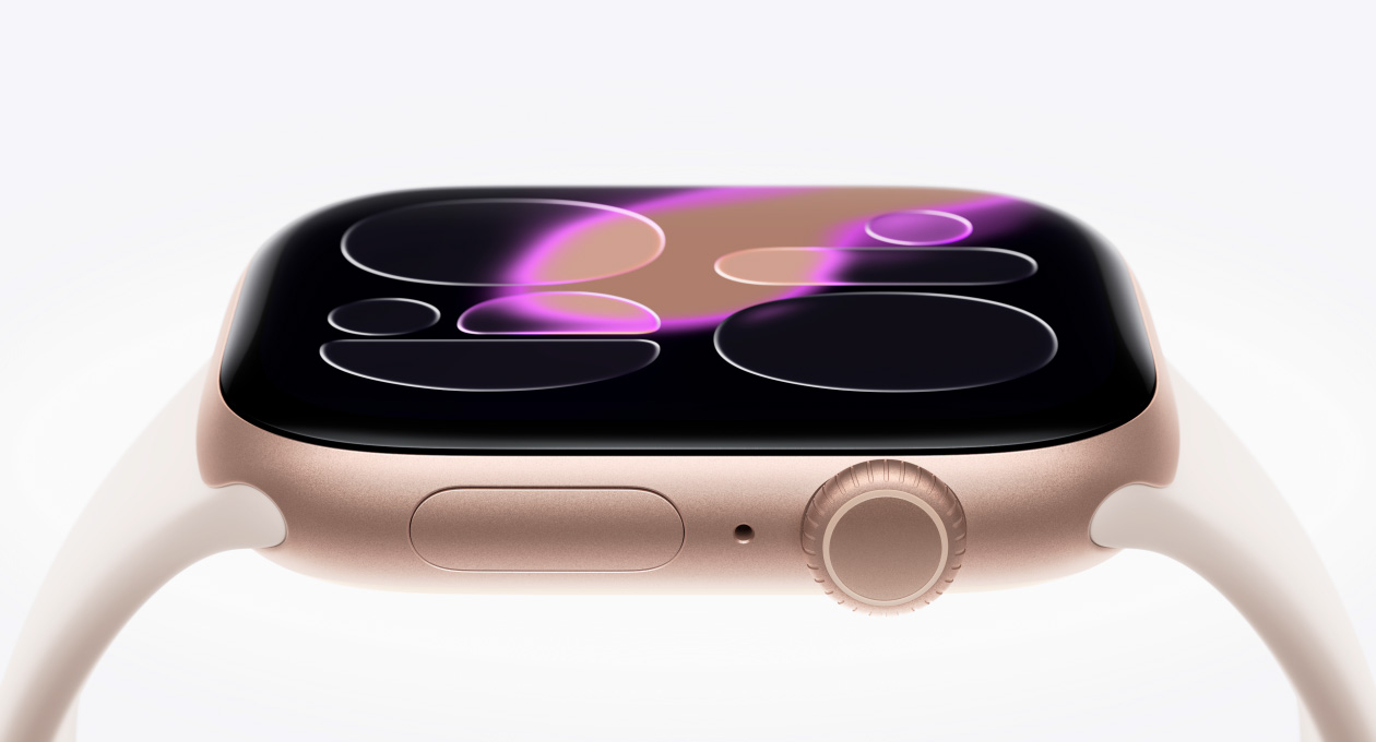 Apple Watch Series 11, kleur roségoud, kast van aluminium, rechterkant, display van gehard Ion-X-glas zweeft boven Watch, Digital Crown, microfoon, zijknop, bolvormige sensor onderaan, sportbandje, kleur rosé