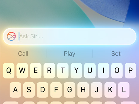 Primer plano de un cursor haciendo un pedido a Siri en macOS Tahoe.