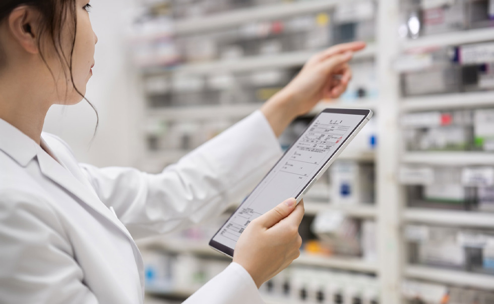 Apothekers gebruiken de iPadOS-app Nagomi INDEX om snel de juiste medicijnen te vinden.