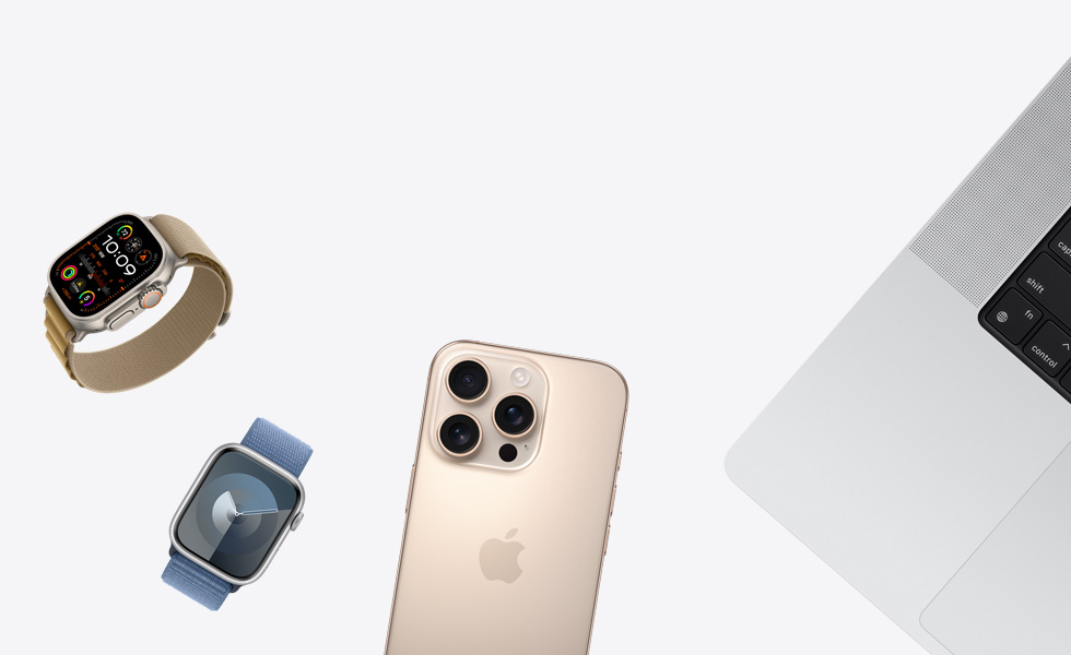 Verschiedene zufällig angeordnete Produkte, darunter Apple Watch in Natur mit Alpine Loop Armband in Mandel, Apple Watch in Silber mit Sport Loop Armband in Veilchen, iPhone in Titan Wüstensand und MacBook in Silber