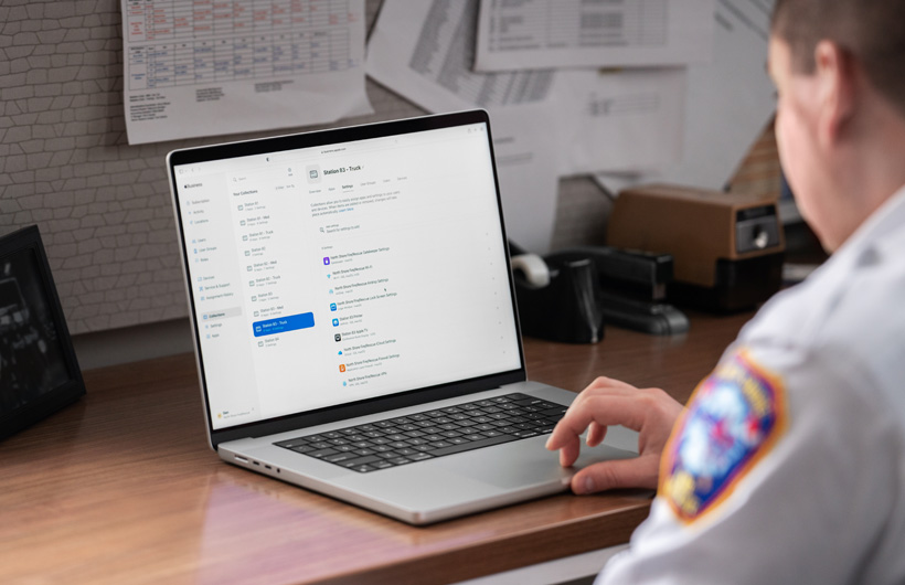 Eine Führungskraft im Büro benutzt ein MacBook mit Apple Business Essentials auf dem Bildschirm