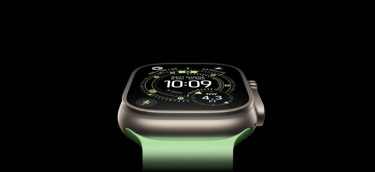 Apple Watch Ultra 3, titanboett i naturlig finish, kompass på urtavlan Orientering, neongrönt havsband