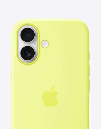 iPhone 17, baksida med gult silikonskal, Fusion-dubbelkamerasystem i övre vänstra hörnet, Apple-logotyp i mitten