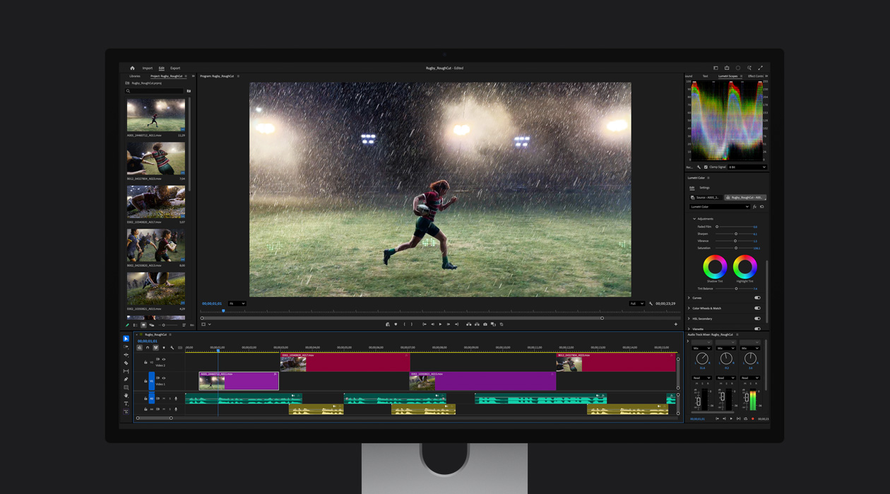 Em um arquivo do Adobe Premiere, um jogador de rugby corre por um campo na chuva 
