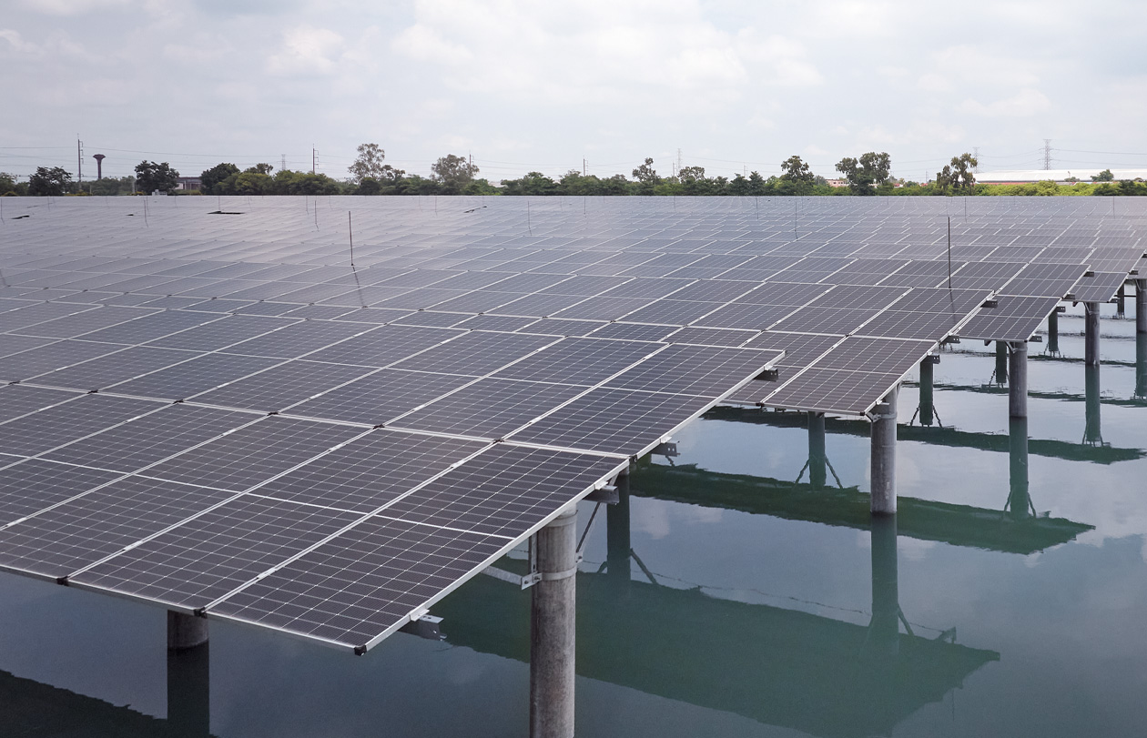 Eine auf dem Wasser installierte Reihe von Solarpaneelen unter einem bewölkten Himmel