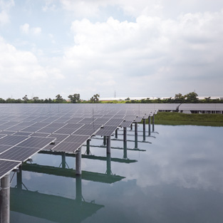 Eine auf dem Wasser installierte Reihe von Solarpaneelen unter einem bewölkten Himmel