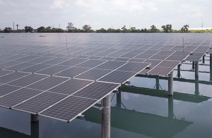 Eine auf dem Wasser installierte Reihe von Solarpaneelen unter einem bewölkten Himmel